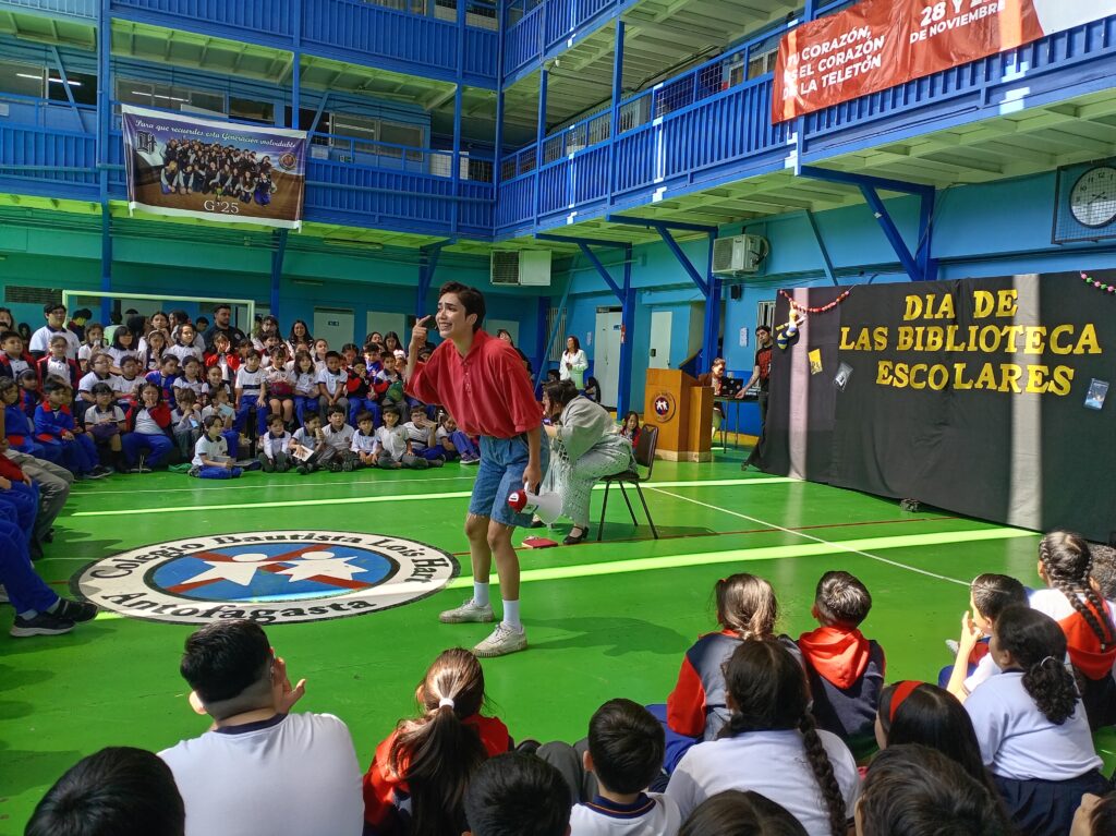 Compañía de Teatro la Ratonera actuando extracto de Papelucho