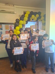 Ganadores de la semana del ingles celebrando